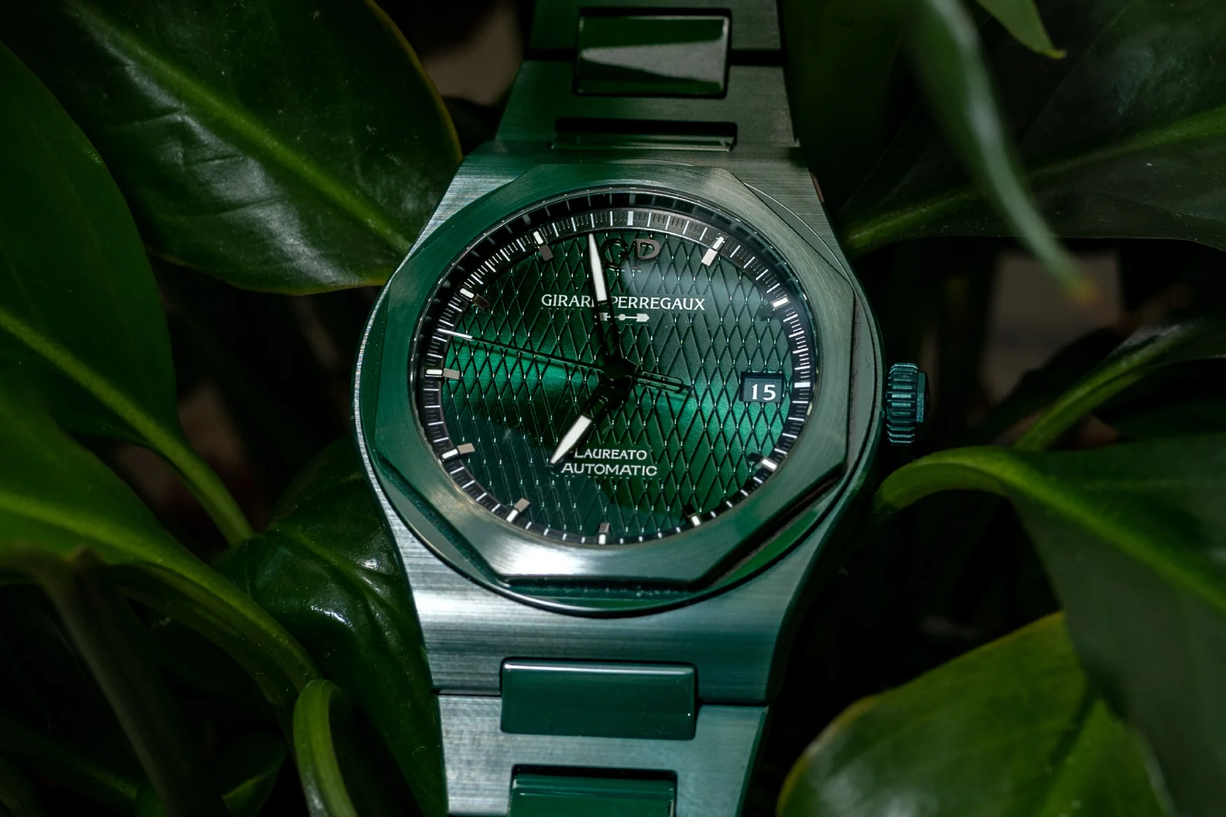 girard-perregaux-laureato-green-ceramic-aston-martin-edition.jpg