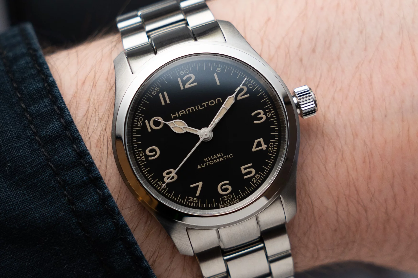 hamilton-khaki-field-murph-38-bracelet-wrist-dial-close-up.jpg